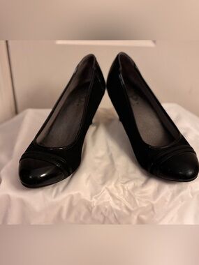 Life Stride Black Round-Toe Low Heel Pumps